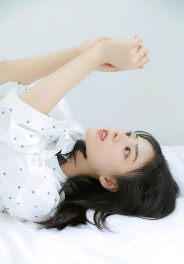 当着所有人的面要了你 他们一群人玩我一个