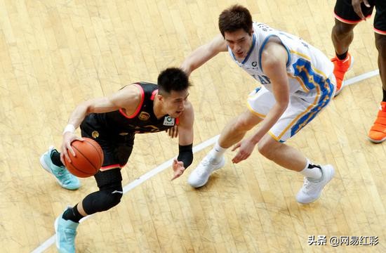 nba地板为什么可拆卸(CBA地板为何看起来那么low？其中玄机你肯定不知道)