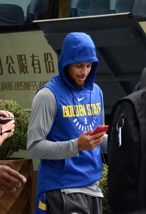 为什么nba总在手上戴保护套(NBA巨人都怎么玩手机？奥尼尔像在搓麻将，詹姆斯拿的小屏手机吧)