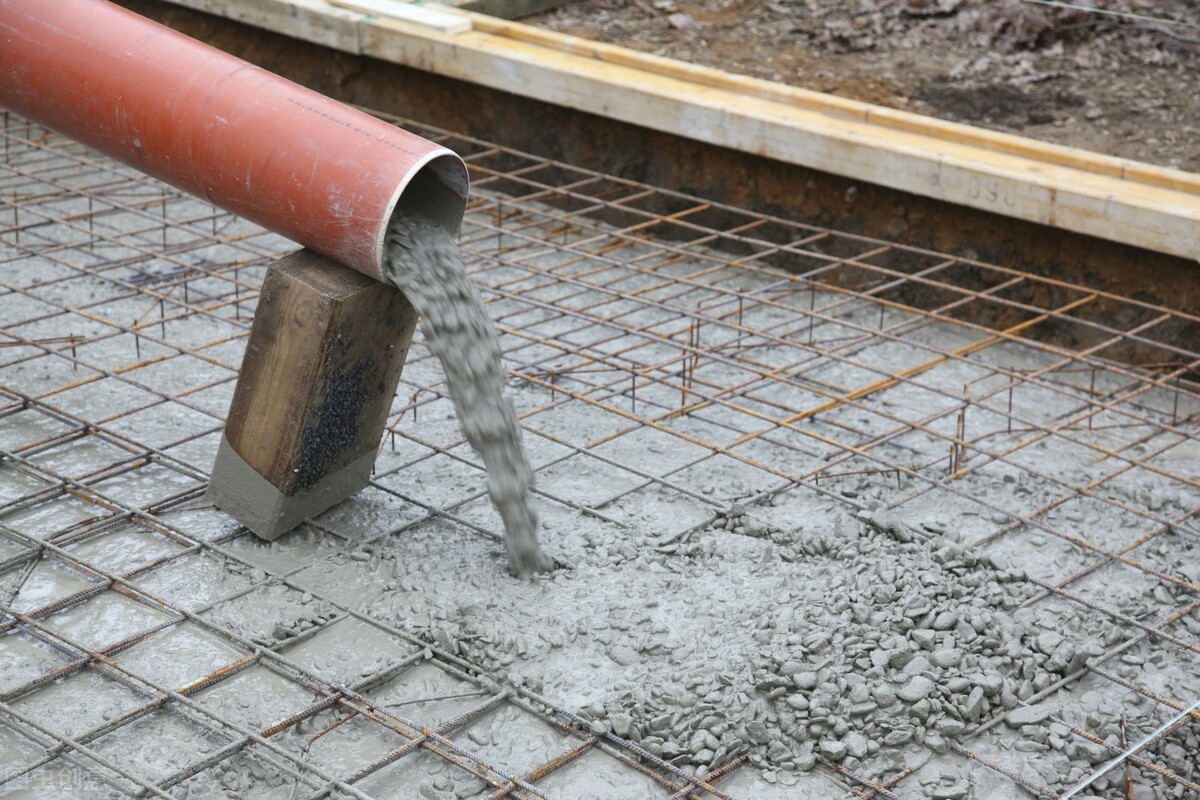 在盖房子时浇灌现浇顶,压根儿就没有人想到过用商品混凝土,人们没有