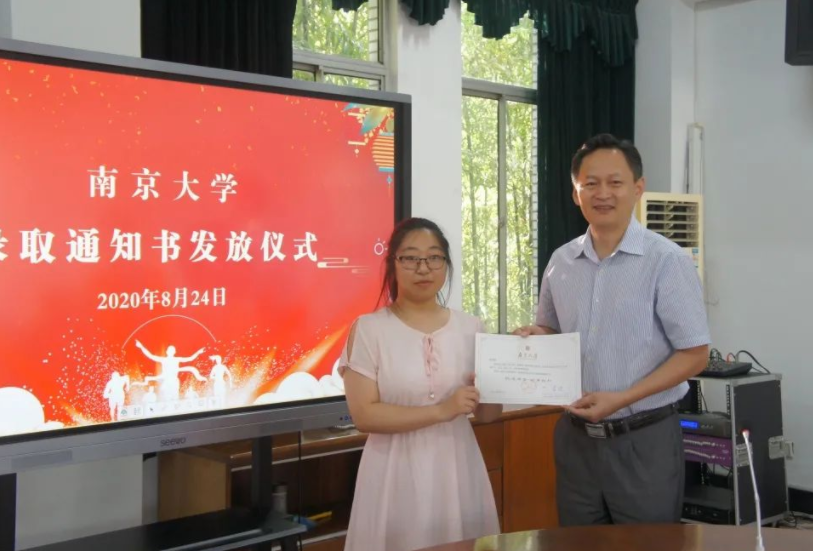 南京大学“招生宣传照”惹争议，标语叫人浮想联翩，学姐也太拼了