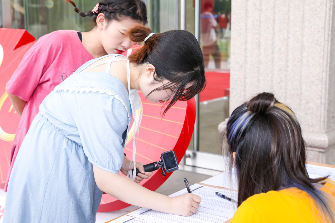 毕业季，复旦大学书记校长喊毕业生合影啦！