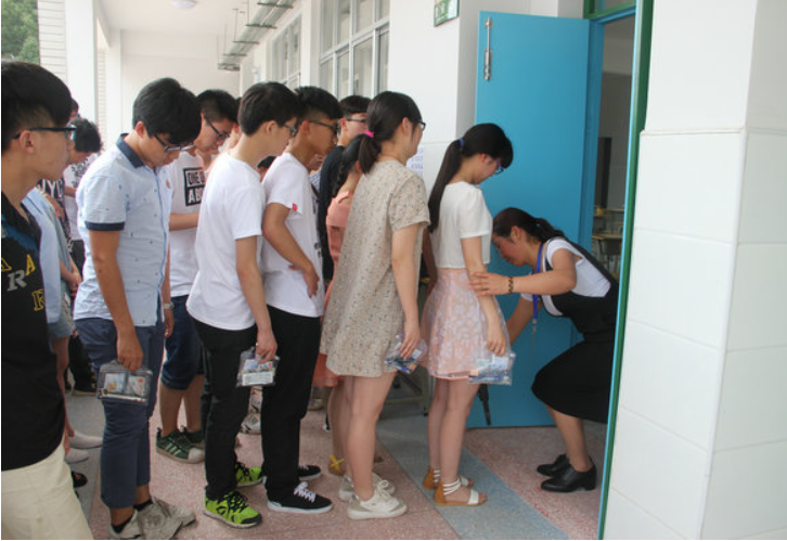 高考时不许考生戴框架眼镜？“无声考场”有新规，考生别忽视