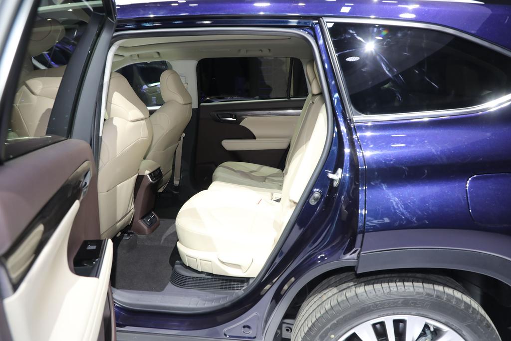 2022款汉兰达二排空间不错2022款汉兰达第三排四,配置与动力2022全新