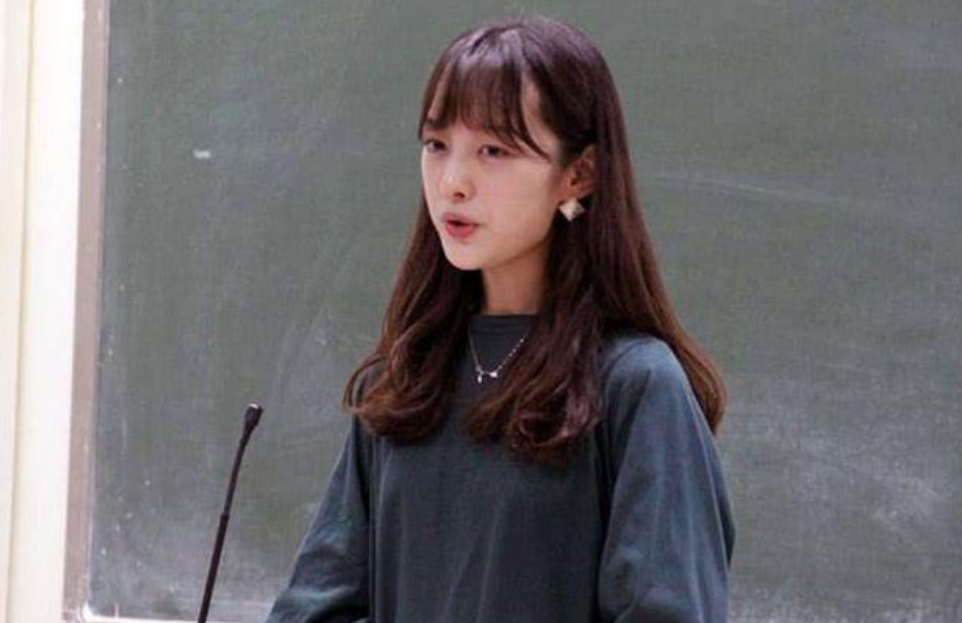 北外学霸校花走红网络，长相神似“贝微微”，颜值才华集于一身
