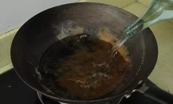家里的铁锅用完后老生锈？教你一招，除锈干净不反复，天天用新锅