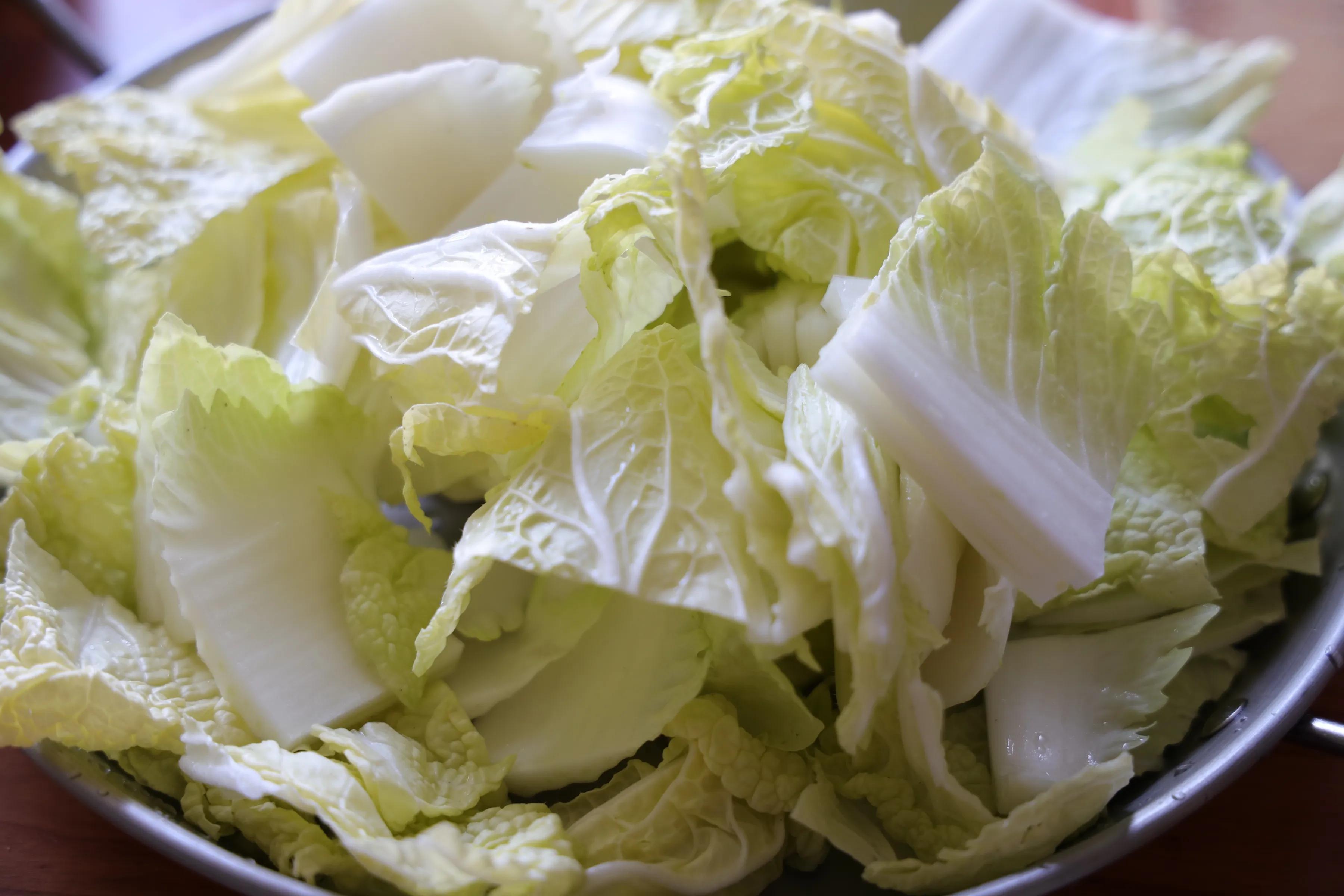 天气越来越冷，砂锅炖白菜豆腐不能少，汤鲜味美，吃完浑身暖