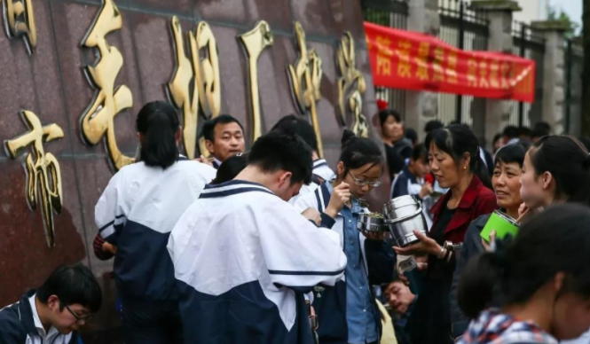 毛坦厂中学录取结果出炉，985院校凤毛麟角，却不负高考工厂之名