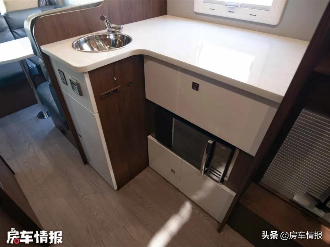 新款丰田考斯特房车，4.0L动力足，大沙发特舒服行李箱能住人