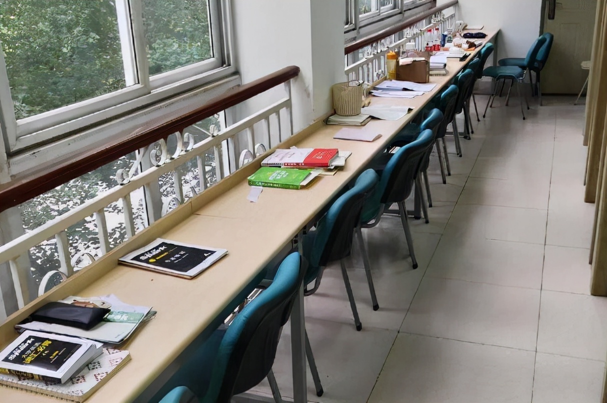 一组清华大学教室照片走红，引来网友热议，称学生吃相太难看