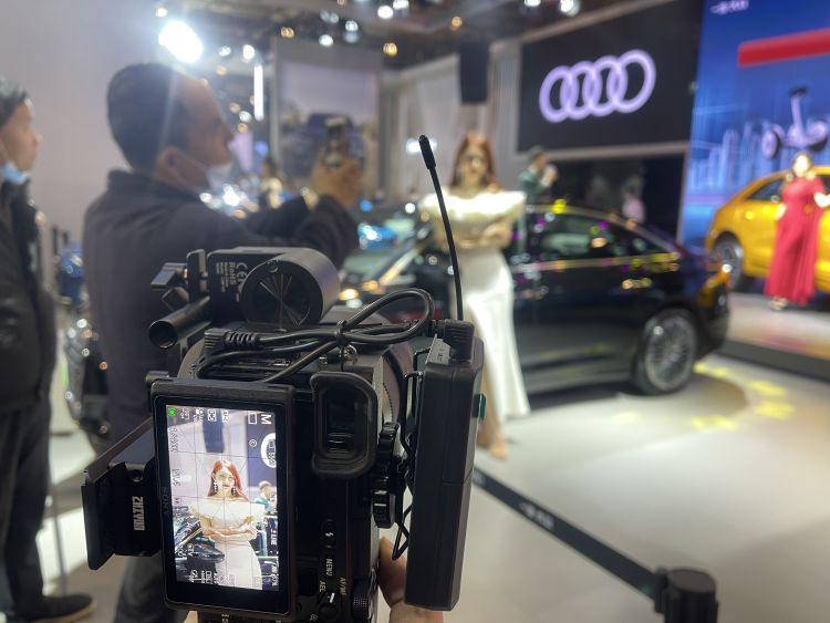 半岛聚焦丨怒减20斤经历残酷选拔淬炼，半岛女记者体验真实车模生活