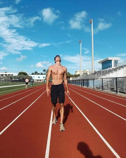 长得帅，身材好是什么样的？他来告诉你，3个动作，练出同款腹肌