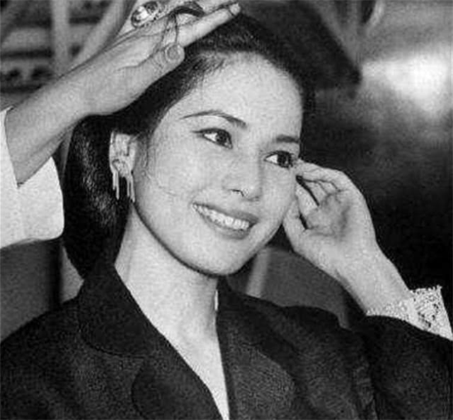 野心勃勃,大难到来独自离开在苏加诺的专宠和钟爱中,戴薇慢慢失去了