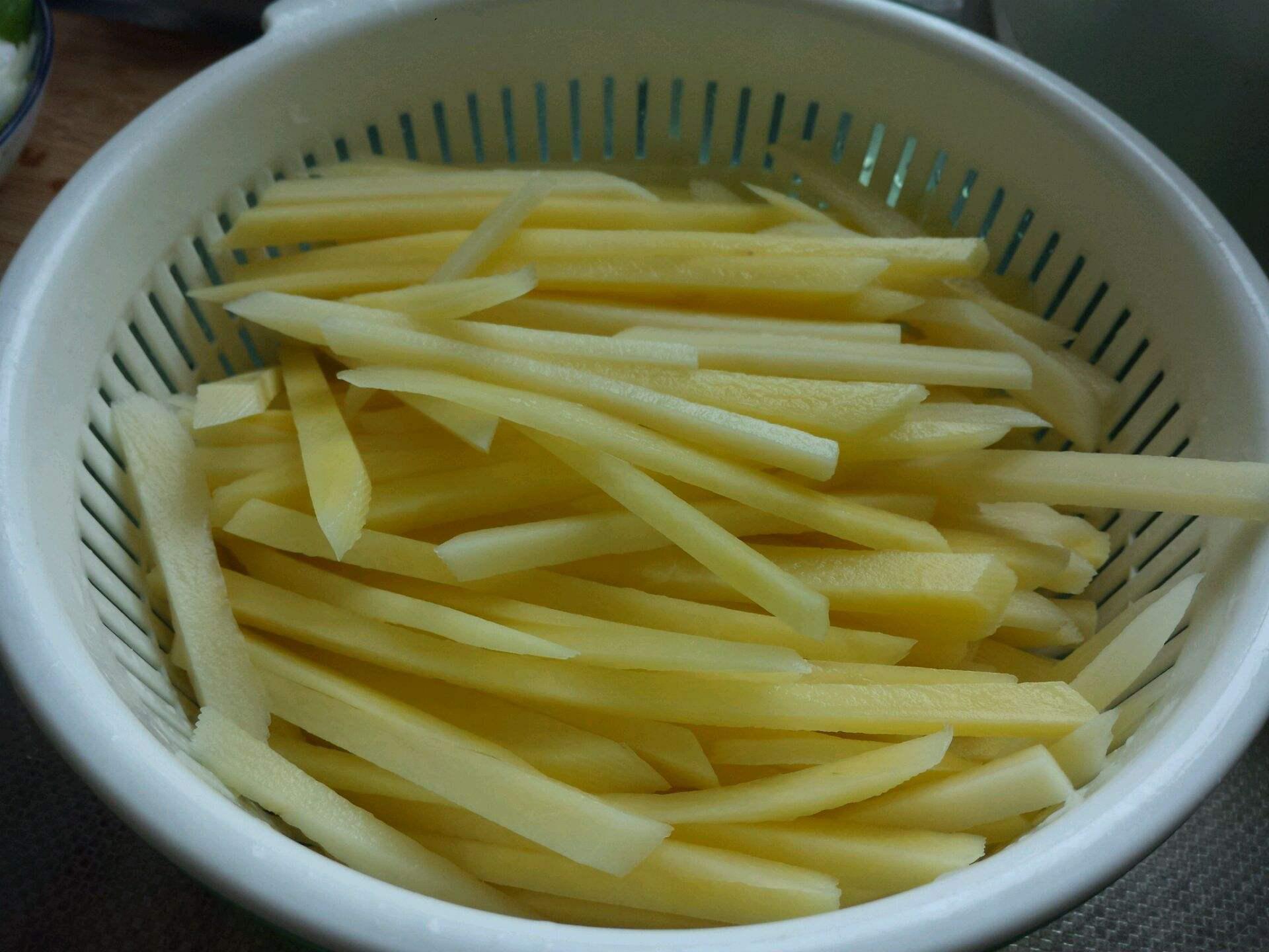 怎么做薯条（在家也能做出好吃美味的薯条）