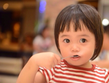 韩寒妻女近照曝光,9岁小野长相清纯可爱,老婆素颜出镜俏丽动人