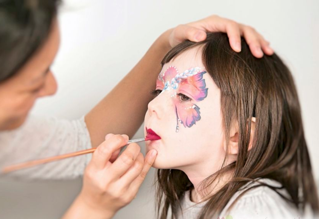 艺术家在小女孩脸上"面部彩绘",画出来的效果,让人感到惊艳