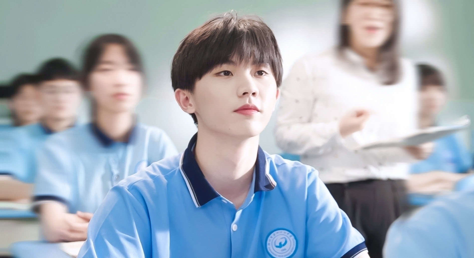 说起来,马嘉祺在高考之前,一直还挺讨人喜欢的,被看作是易烊千玺的