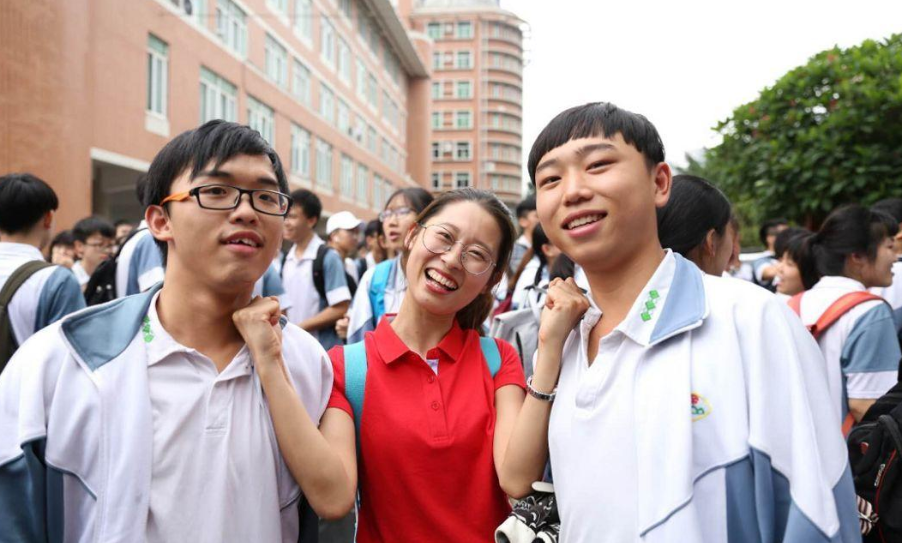 为啥高考当天不能穿校服，是怕学生作弊吗，班主任一语道破玄机