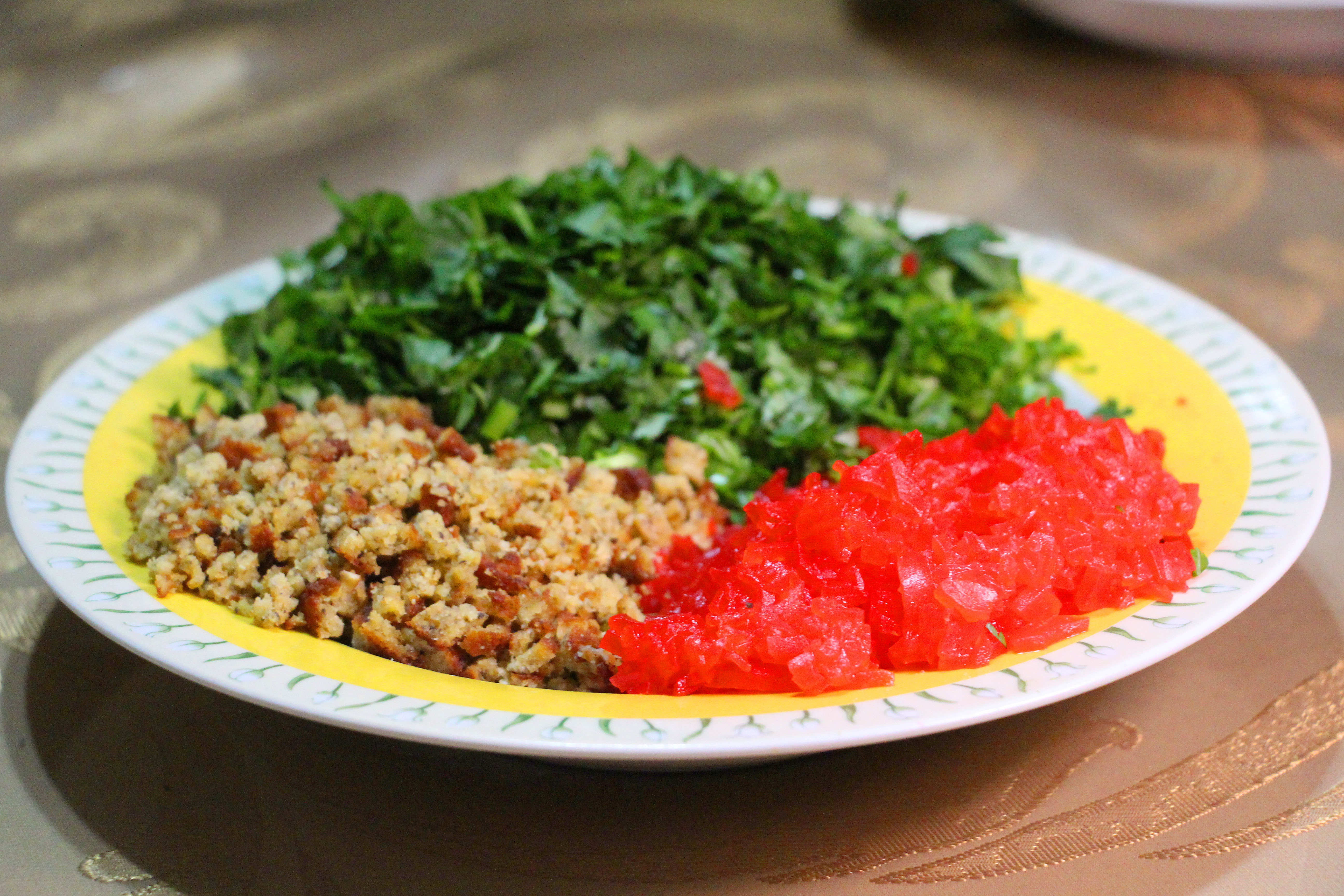 2.将果子,香干,面筋,素冒,红粉皮,豆腐丝全部切碎,备用.