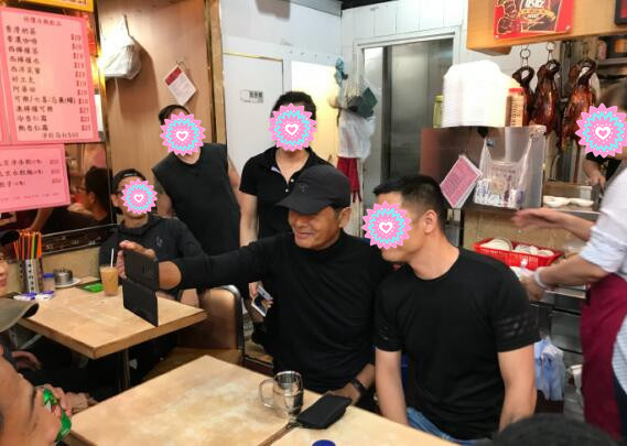 周润发晨跑被偶遇，身材超瘦两鬓斑白戴帽子遮，摘口罩与粉丝合照