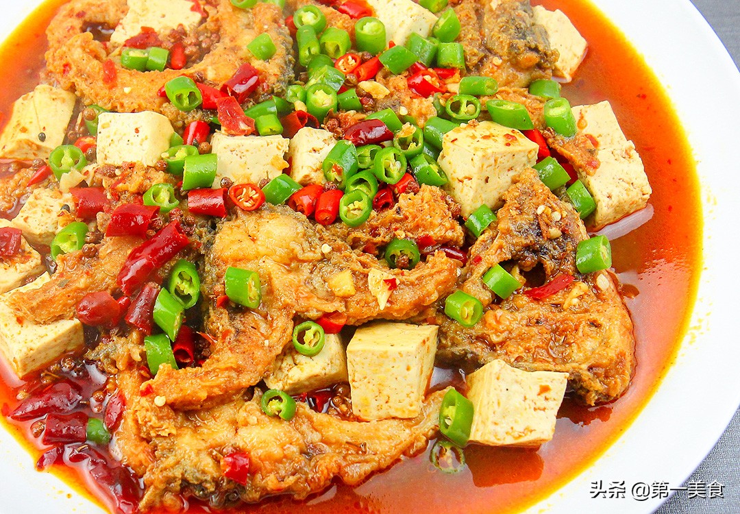 豆腐炖鱼的做法和步骤(鲜嫩豆腐搭配鱼肉鲜香炖煮技巧)