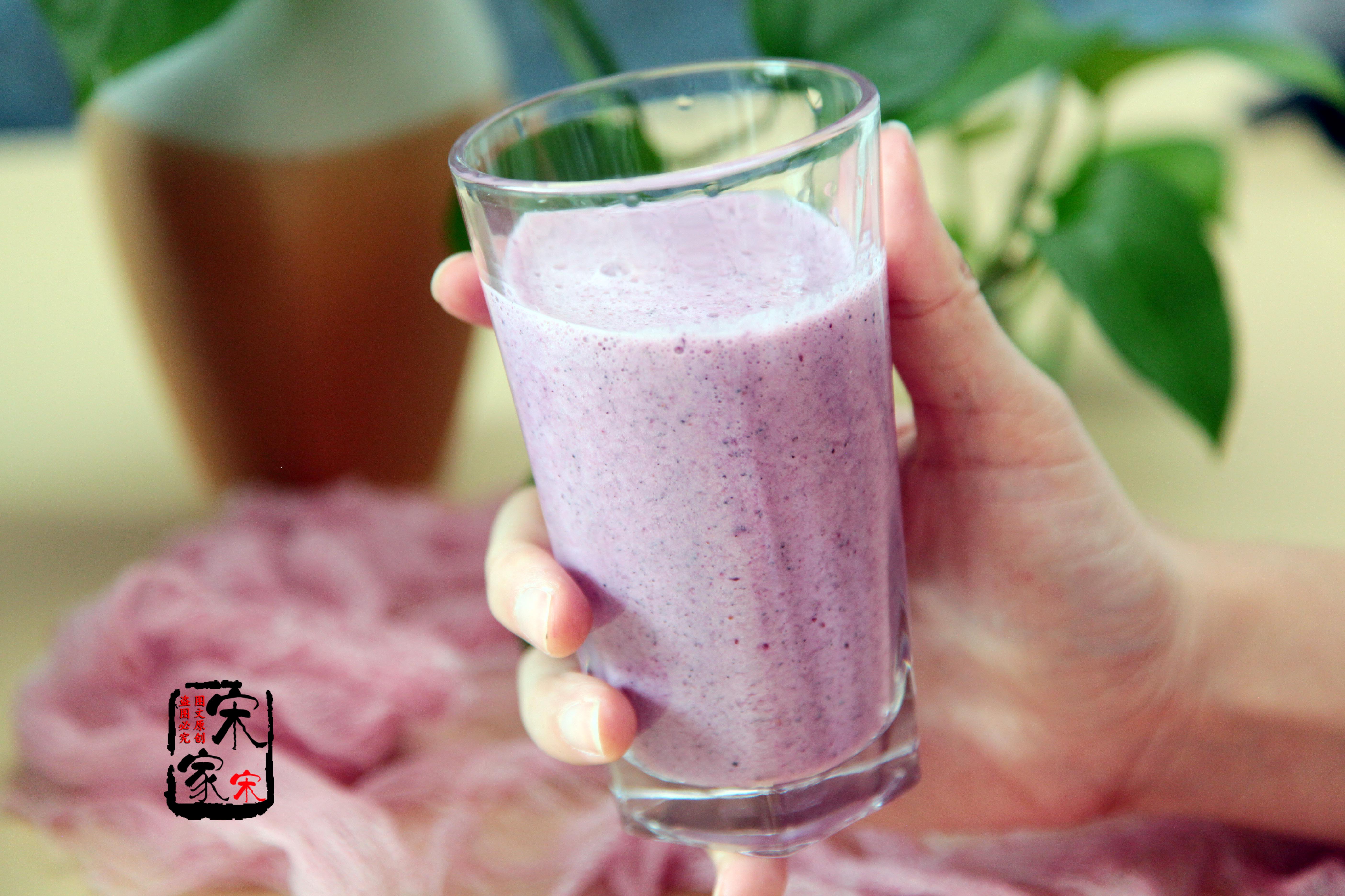 食材:火龙果半个,桑葚适量,蜂蜜2勺,纯牛奶1包.