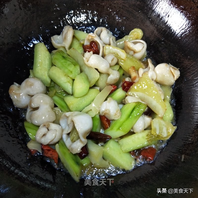 酸溜溜的味道，酸爽可口，开胃下饭，还帮油腻腻的肠胃减减负