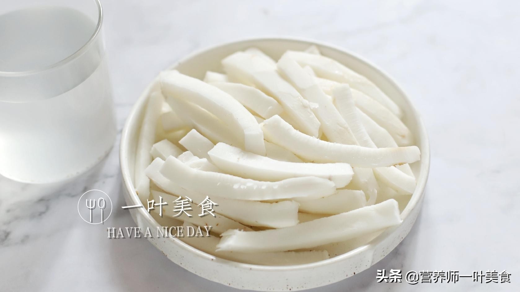 轻松取椰肉，煲广东椰子鸡汤，鲜甜滋润、不上火，一家老小都能喝