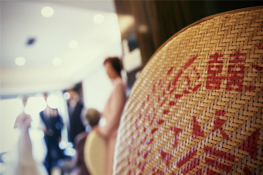 结婚送新娘什么礼物比较好（订婚送什么礼物比较好）