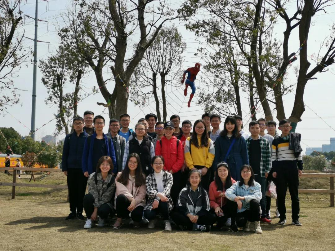 雪山顶找信号的女孩：就读江苏985高校，裹两件外套，为上课爬了一个月天山