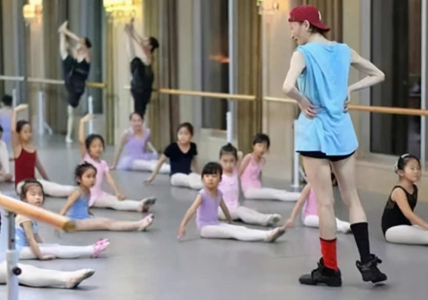 46岁“巨婴”郭冷：除了跳舞，连衣服都不会洗，年入百万无人敢嫁