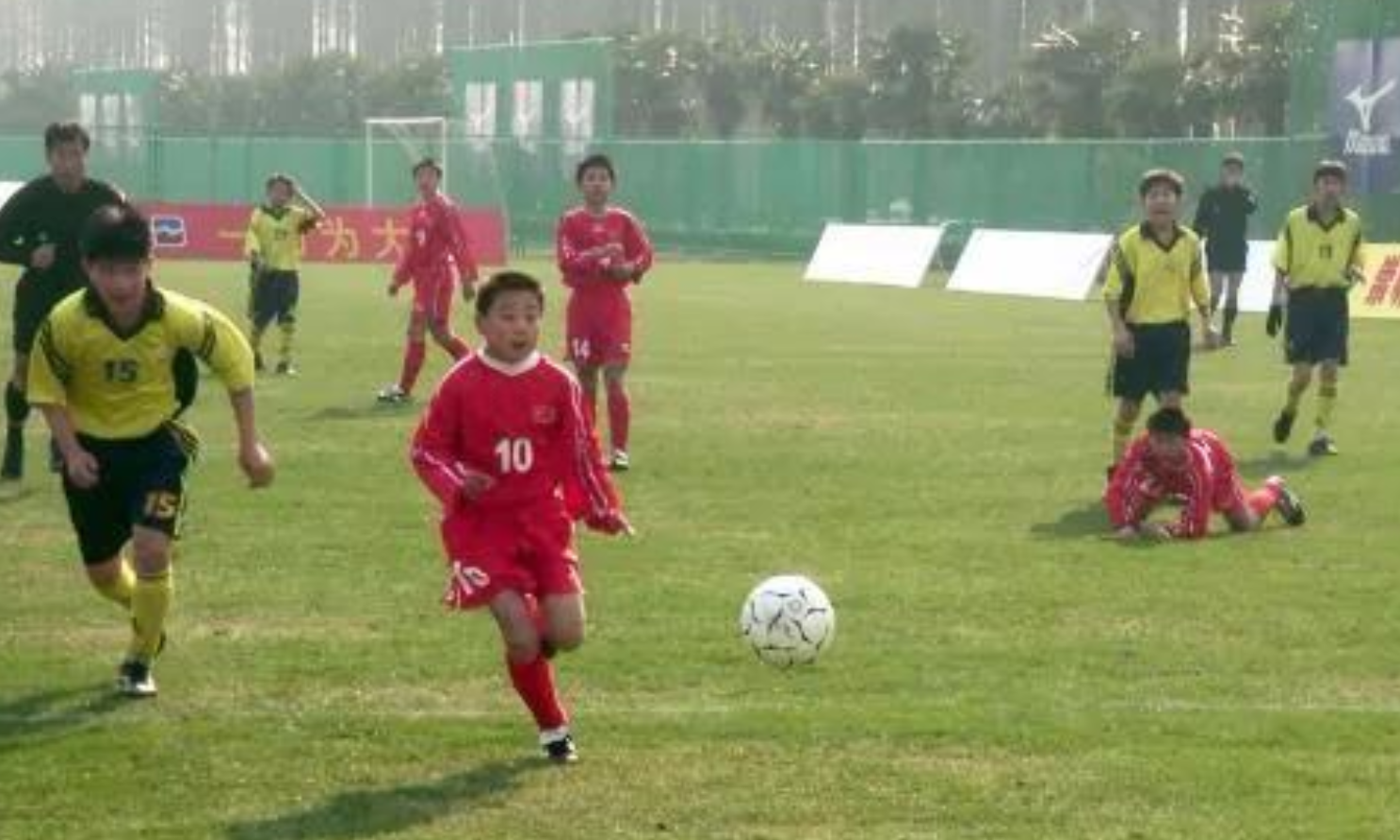 武磊什么时候进的中超(中国最年轻的职业球员，14岁开始踢中乙，22岁带领球队升入中超)