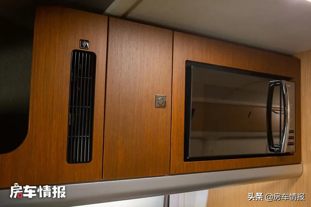 带四驱的丰田海狮房车，6座设计还有厨房，3米长超大通铺住着贼爽