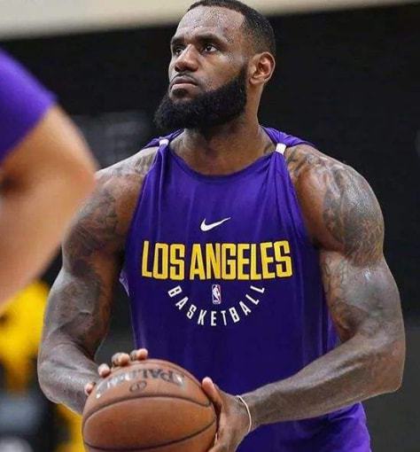 为什么nba球星穿球衣好看(尽管NBA球衣是量身定做，但是这5人依旧把球衣穿成了紧身衣)