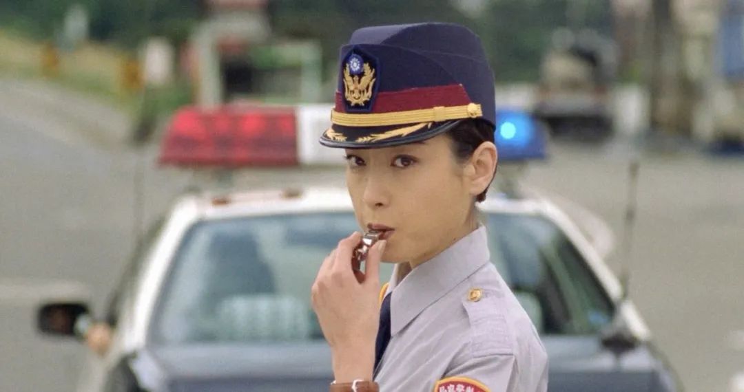 女交警庄静文就是可以改变苏大全的那个人,让他认为