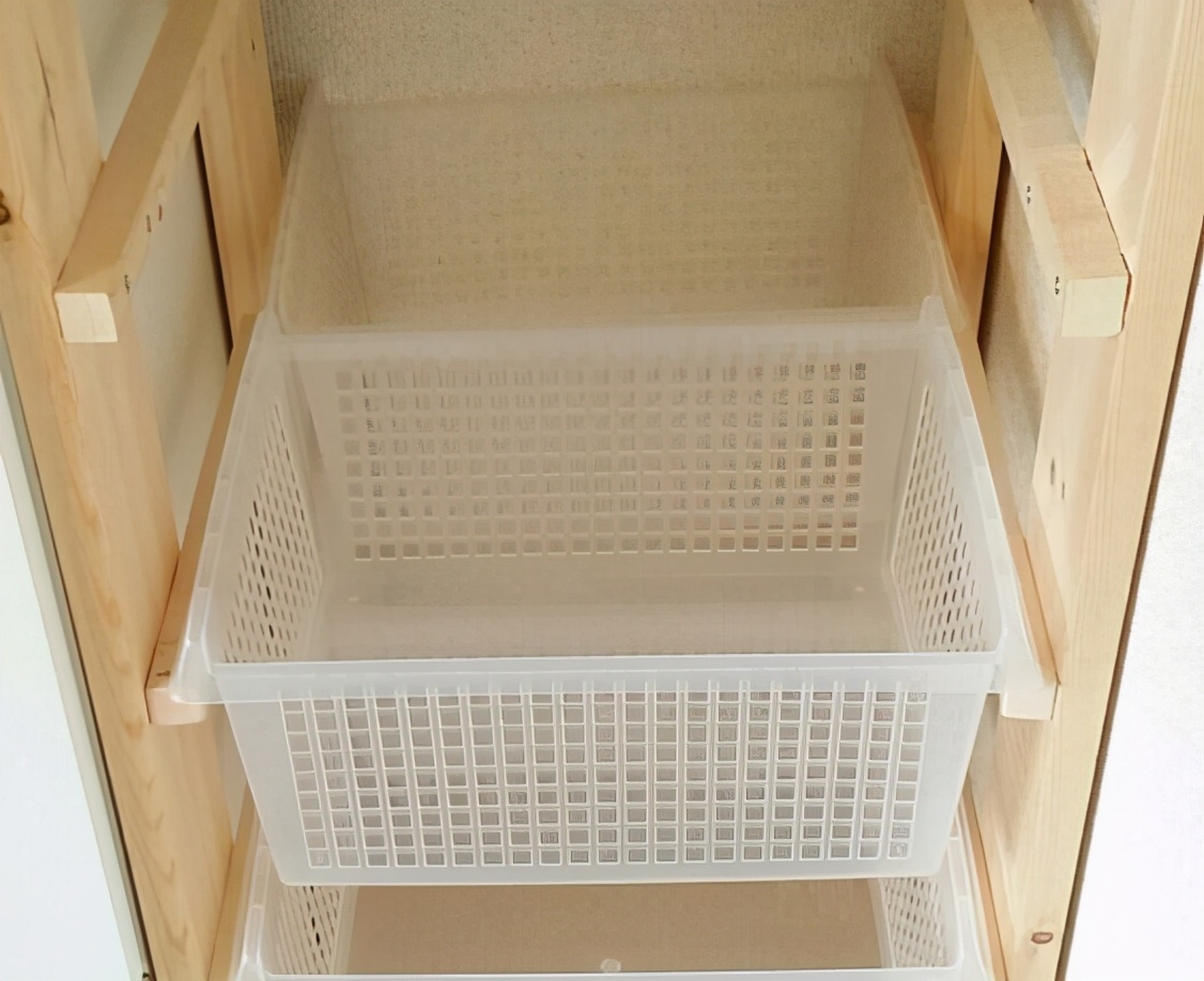 给厨房地柜做“减法”，适当留空，用拉篮代替抽屉，实用性翻一番