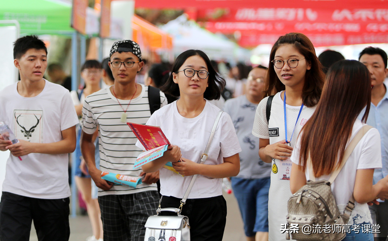 孩子高考成绩超一本线，报考二本院校，就亏了吗？听听老师怎么说