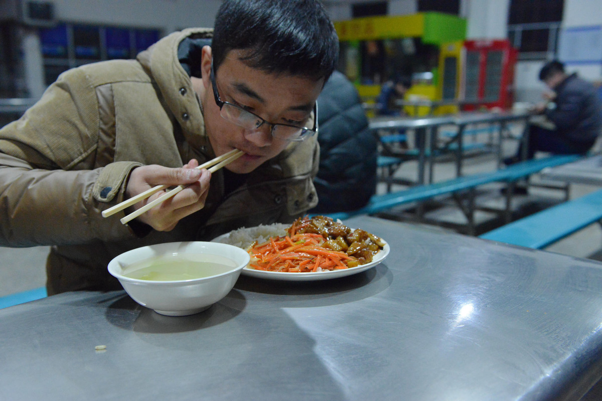 “这些同学不许进入食堂”，高校发布新规定，一部分网友表示支持