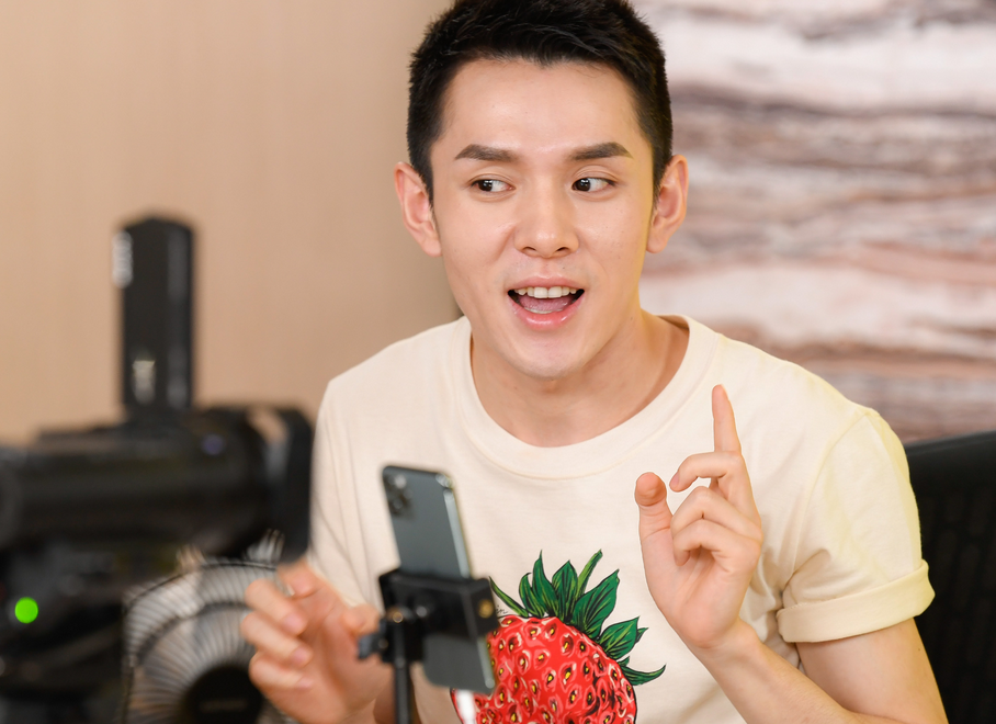 李佳琦“高中学历”受质疑，南昌大学回应，系工作原因提前离校