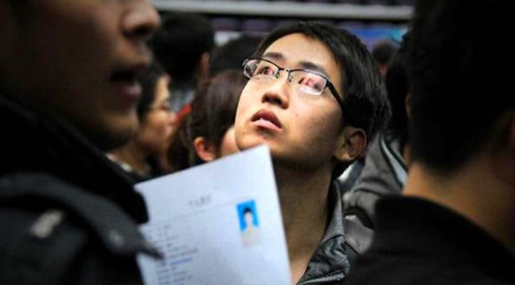 寒门学子毕业后就业现状，被企业无情“薅羊毛”，本科学历成废纸