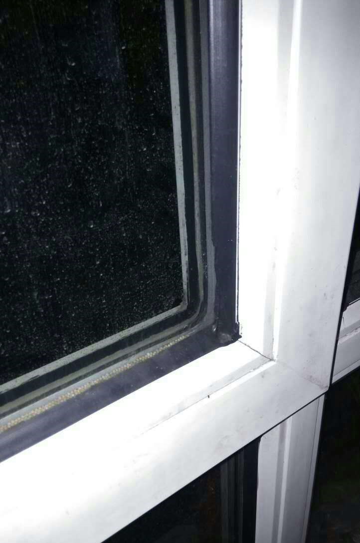 好好的双层玻璃,一觉起来发现夹层中间起雾,这也是奇怪了