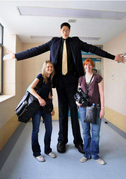 2米42中国第一巨人，结婚20年没孩子，1米6娇妻称：不方便