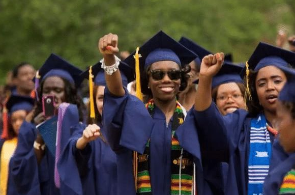 十年苦读不如一张国籍，清华降门槛招生惹争议，教育部要出手了