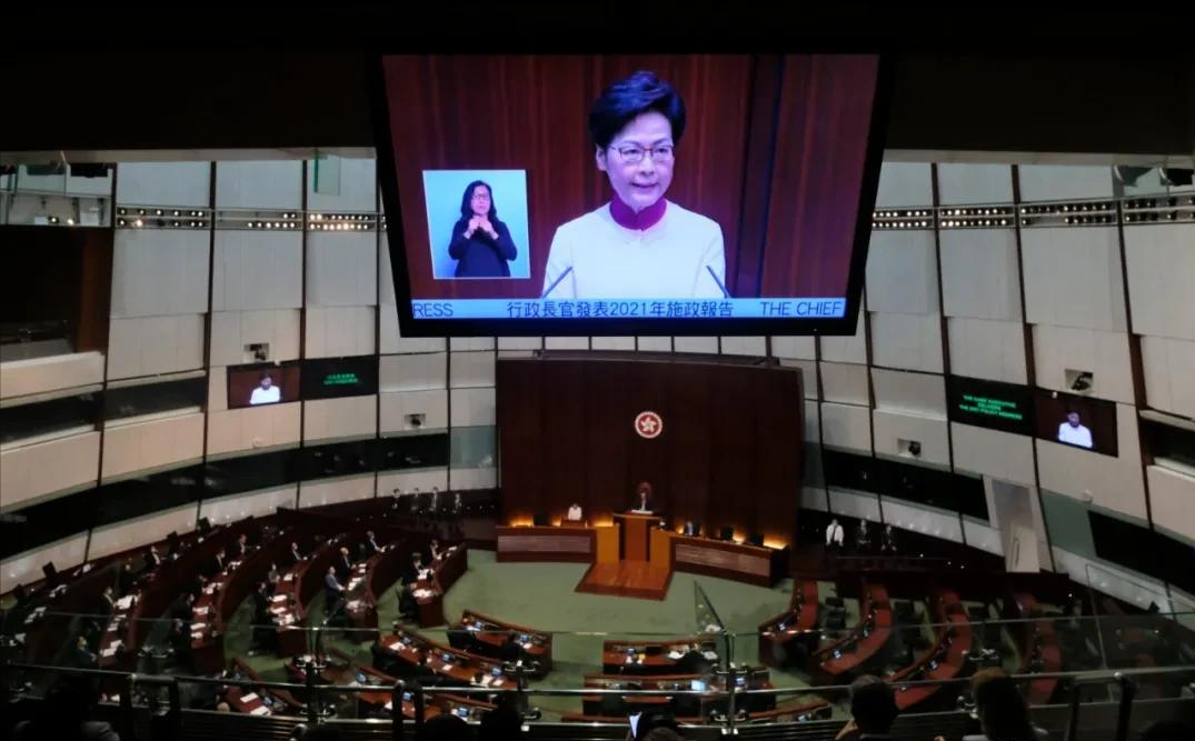 特首不慎跌倒！面临换届是否辞职和北部都会区问题复杂，希望珍重
