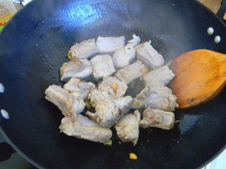 干锅排骨怎么做（十分钟速成味美特下饭的干锅排骨）