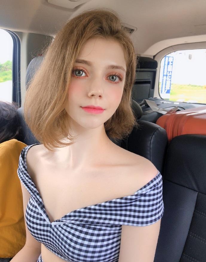 上帝的价值！乌克兰模型天使面对魔鬼的人，五种感官被融为真正的芭比娃娃？
