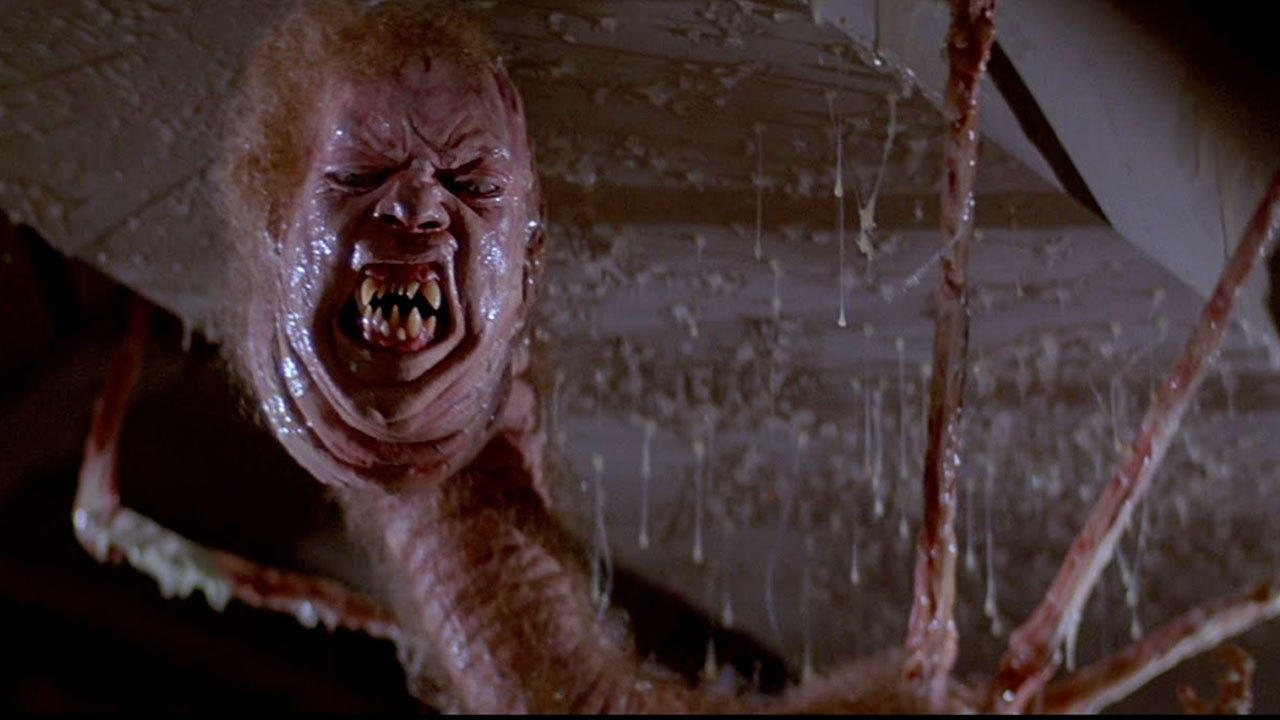 惊悚自然是大名鼎鼎的《异形》,太空生物和人类身体融合的《怪形》