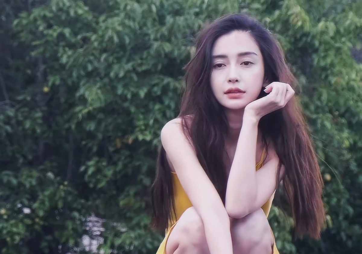 Baby拍摄现场大胆逗小鸟!大笑眼部皱纹明显,穿短裤一双细腿抢镜