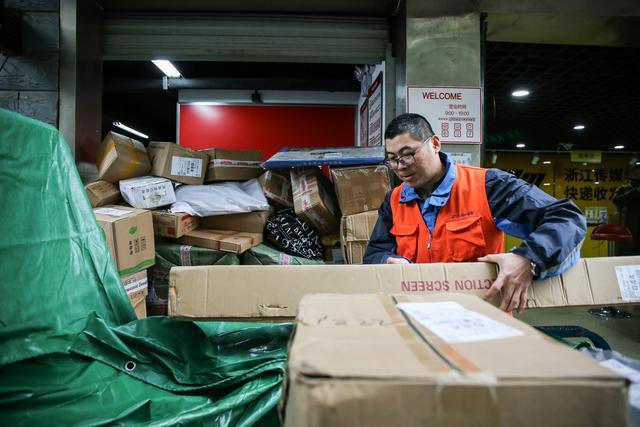 上猫晚赢马云的快递小哥，哪里不一般？