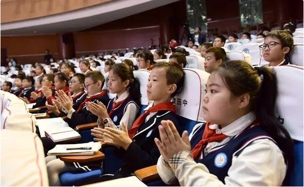 选择上公立的孩子，与上私立学校的孩子，差距是怎么拉开的？